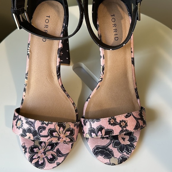 Torrid Paisley Dot Sandals Ankle Strap Pink Polk Dots High Heel Like New 10WIDE - Picture 13 of 15